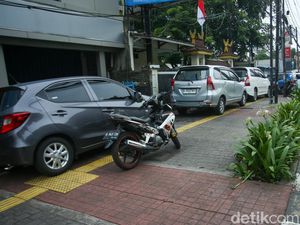 Nestapa Jalur Tunanetra di Jakarta, Nabrak Tiang-Diserobot Pedagang