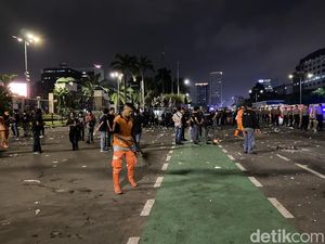 Massa Demo Bubar, Pasukan Oranye Mulai Bersihkan Sampah di Depan DPR Massa Demo Bubar, Pasukan Oranye Mulai Bersihkan Sampah di Depan DPR