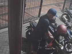 Terekam CCTV, Maling Motor di Mojokerto Beraksi Hanya 37 Detik!