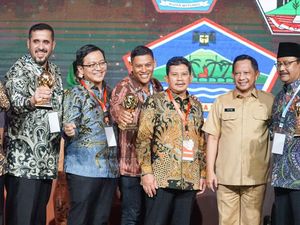 98,71 Persen Warga Terdaftar JKN, Pemkot Kediri Raih UHC Award 2023 98,71 Persen Warga Terdaftar JKN, Pemkot Kediri Raih UHC Award 2023
