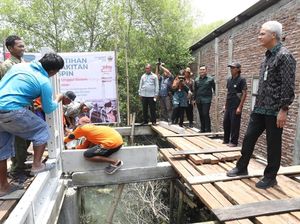 Ganjar Beri Bansos Stimulan Rp 1,6 M untuk Warga Terdampak Rob di Demak