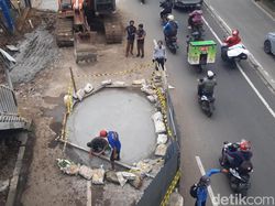 Lubang Besar di Jl Daan Mogot Ditambal, Lalu Lintas Tersendat