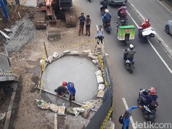 Lubang Besar di Jl Daan Mogot Ditambal, Lalu Lintas Tersendat