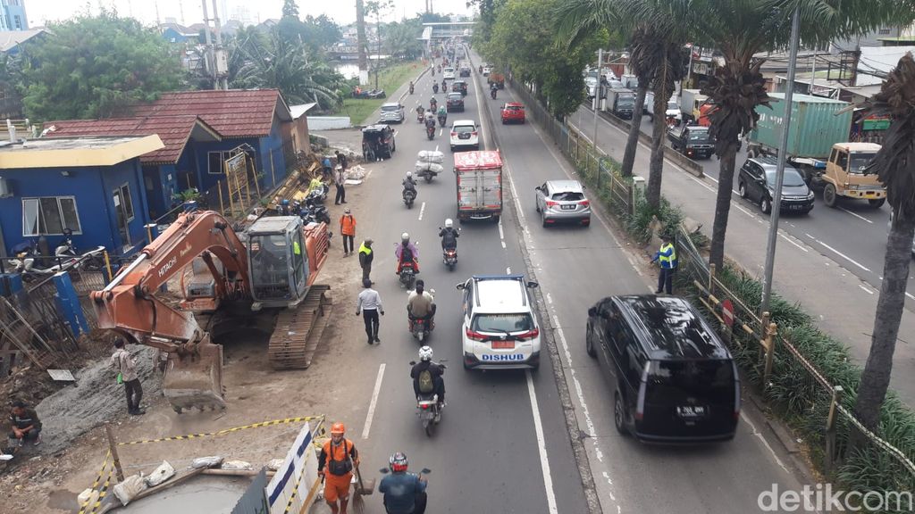 Penambalan lubang di Jl Daan Mogot, Jakbar, 14 Maret 2023. (Magdalena Handrica Natasya Gadja/detikcom)