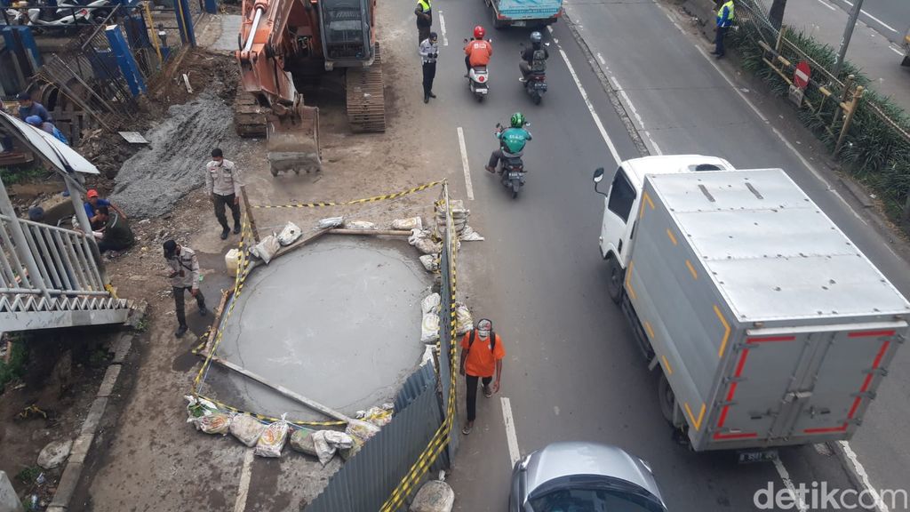 Penambalan lubang di Jl Daan Mogot, Jakbar, 14 Maret 2023. (Magdalena Handrica Natasya Gadja/detikcom)