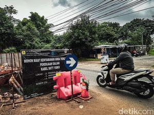 Penampakan Lubang Galian di Jalan Margasatwa yang Bikin Mobil Nyungsep