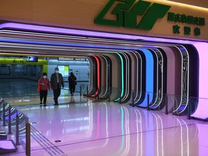 Penampakan Stasiun Metro di China yang Futuristik Abis