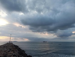 Prediksi Cuaca Senin 27 Maret: Seluruh Pulau Jawa Hujan