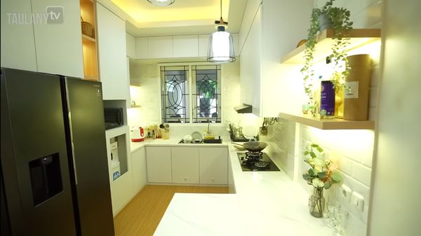 Bersih Simpel! Dapur di Rumah Baru Kiky Saputri yang Bernuansa Putih