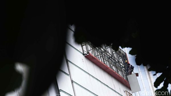 Potret Pekerja Reklame Menantang Ketinggian