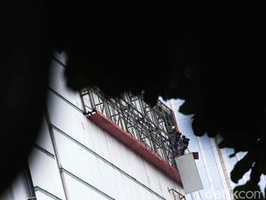 Potret Pekerja Reklame Menantang Ketinggian Potret Pekerja Reklame Menantang Ketinggian