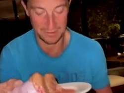 Makan Hati dan Torpedo Mentah Jadi Rahasia Sehat Pria Ini