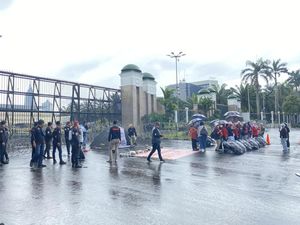 PRT Demo Desak Pengesahan RUU PPRT di Depan DPR, Gelar Tenda dan Panci PRT Demo Desak Pengesahan RUU PPRT di Depan DPR, Gelar Tenda dan Panci