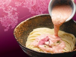 Unik! Restoran Ini Sajikan Tsukemen dengan Kuah Bunga Sakura