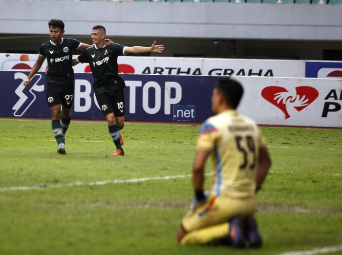 Pesepak bola Persikabo 1973 Bruno Dybal (kanan) melakukan selebrasi dengan rekan setimnya Yandi Sofyan (kiri) usai mencetak gol kegawang Rans Nusantara dalam lanjutan BRI Liga 1 di Stadion Pakansari, Kabupaten Bogor, Jawa Barat, Selasa (14/3/2023). Persikabo 1973 menang atas Rans Nusantara dengan skor 1-0. ANTARA FOTO/Yulius Satria Wijaya/hp..