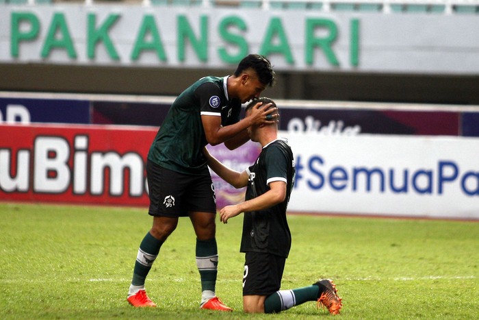 Pesepak bola Persikabo 1973 Bruno Dybal (kanan) melakukan selebrasi dengan rekan setimnya Yandi Sofyan (kiri) usai mencetak gol kegawang Rans Nusantara dalam lanjutan BRI Liga 1 di Stadion Pakansari, Kabupaten Bogor, Jawa Barat, Selasa (14/3/2023). Persikabo 1973 menang atas Rans Nusantara dengan skor 1-0. ANTARA FOTO/Yulius Satria Wijaya/hp..