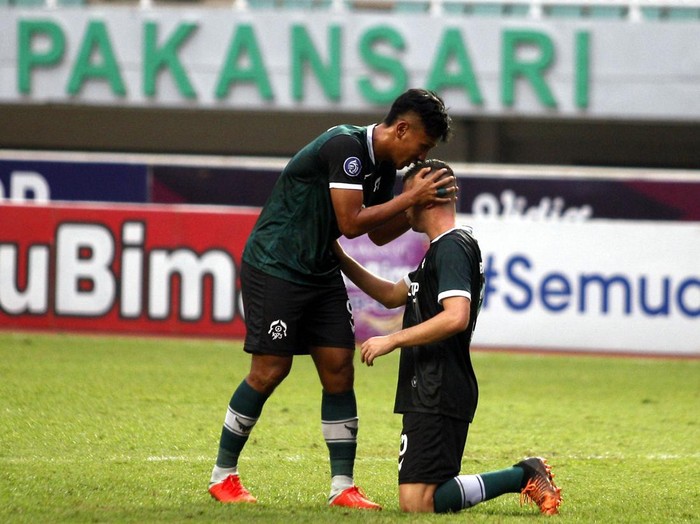 Pesepak bola Persikabo 1973 Bruno Dybal (kanan) melakukan selebrasi dengan rekan setimnya Yandi Sofyan (kiri) usai mencetak gol kegawang Rans Nusantara dalam lanjutan BRI Liga 1 di Stadion Pakansari, Kabupaten Bogor, Jawa Barat, Selasa (14/3/2023). Persikabo 1973 menang atas Rans Nusantara dengan skor 1-0. ANTARA FOTO/Yulius Satria Wijaya/hp..