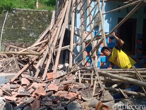 Brukk! Truk Uruk Proyek Tol Jogja-Solo Melorot Timpa Rumah Warga Brukk! Truk Uruk Proyek Tol Jogja-Solo Melorot Timpa Rumah Warga