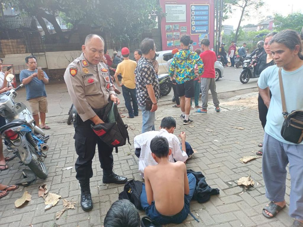 3 Pelajar SMP Hendak Tawuran Ditangkap di Pondok Gede Bekasi 3 Pelajar SMP Hendak Tawuran Ditangkap di Pondok Gede Bekasi