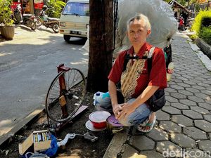 Viral Cara Tak Biasa Tukang Semir Sepatu Bandung Hasilkan Listrik