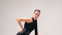Bikin Iri, 5 Foto Body Goals Sophia Latjuba di Usia 52 Bak ABG
