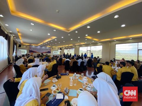 Wakil Ketua LSF Ervan Ismail (tengah) bersama anggota LSF, anggota DPR Ahmad Yohan, dan Kepala Dinas Pariwisata dan Ekonomi Kreatif Pius Baut.