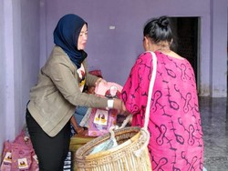 Relawan Ganjar Beri Bantuan Peralatan Mandi ke Korban Banjir di Sumsel