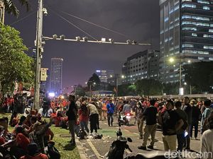 Massa Buruh Masih Bertahan di Depan DPR Malam Ini, Polisi Imbau Bubarkan Diri