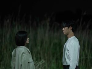 Kisah Cinta Song Hye Kyo-Lee Do Hyun di The Glory Tuai Kritikan Kisah Cinta Song Hye Kyo-Lee Do Hyun di The Glory Tuai Kritikan