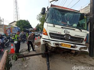 Rem Blong, Truk Muatan Bahan Semen Seruduk Bangjo-Tiang Listrik di Blora