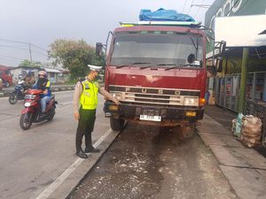 Biker Asal Bojonegoro Tewas Usai Tabrak Truk Parkir di Lamongan Biker Asal Bojonegoro Tewas Usai Tabrak Truk Parkir di Lamongan
