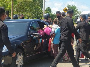 Bahagianya Emak-emak Labuan Bajo Dapat Sembako dari Jokowi