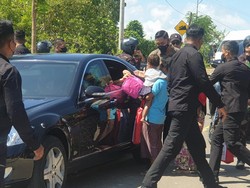 Bahagianya Emak-emak Labuan Bajo Dapat Sembako dari Jokowi