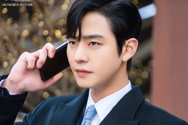 Ahn Hye Seop berperan sebagai CEO di drama Business Proposal