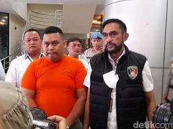 Tampang Ajudan Pribadi Pakai Baju Tahanan Saat Dipamerkan Polisi