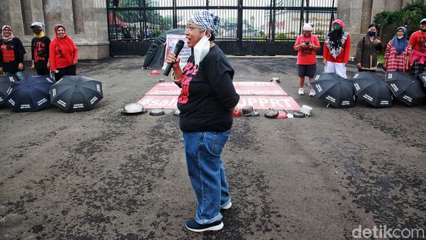 Aksi Hari Kelima, PRT Suarakan Tuntutan Sambil Bawa Panci di Depan DPR
