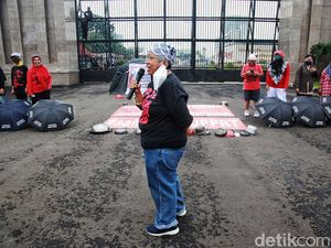 Aksi Hari Kelima, PRT Suarakan Tuntutan Sambil Bawa Panci di Depan DPR