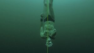 Aksi Pria Ceko Menyelam Hingga 52 Meter di Bawah Danau Es