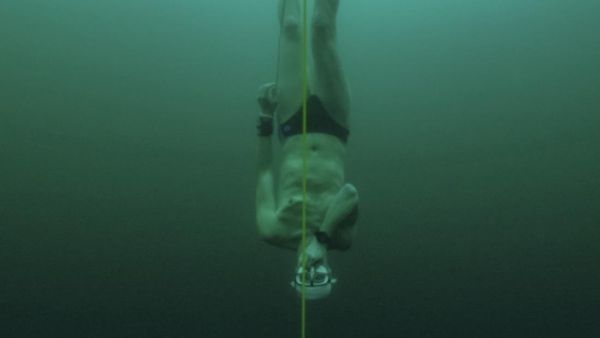 Aksi Pria Ceko Menyelam Hingga 52 Meter di Bawah Danau Es