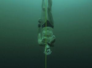 Aksi Pria Ceko Menyelam Hingga 52 Meter di Bawah Danau Es Aksi Pria Ceko Menyelam Hingga 52 Meter di Bawah Danau Es