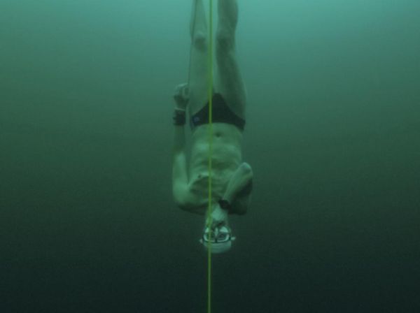 Aksi Pria Ceko Menyelam Hingga 52 Meter di Bawah Danau Es