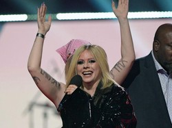 Avril Lavigne Tertawa Bahas Konspirasi Diisukan Meninggal dan Pakai Pengganti