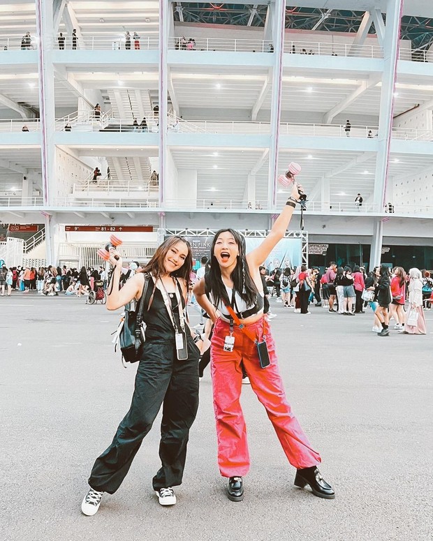 Ayu Ting Ting dan Hesti Purwadinata/ Foto: Instagram Ayu Ting Ting dan Hesti Purwadinata di konser BLACKPINK