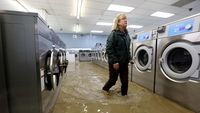 Banjir Rendam Toko Laundry di California