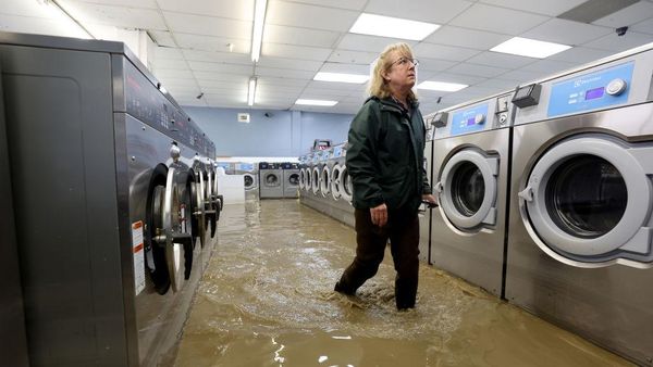 Banjir Rendam Toko Laundry di California