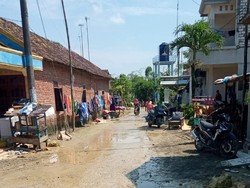 Cerita Sedih Korban Banjir Lamongan, Kehilangan Surat Berharga-Motor Hanyut