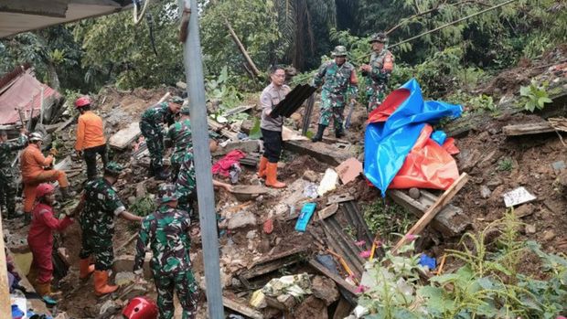 Kondisi Rabu (15/3/2023) pagi, pencarian lanjutan korban longsor TPT tebing rel kereta api yang menimpa lima rumah di RT07/RW04 Kampung Sirna Sari Kelurahan Empang, Kecamatan Bogor Selatan, Kota Bogor, Jawa Barat pada Selasa (14/3/2023) pukul 23.00 WIB. (ANTARA/Linna Susanti)