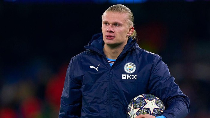 MANCHESTER, ENGLAND - MARCH 14: Erling Haaland of Manchester City with their match ball after scoring a hat-trick in thethe UEFA Champions League round of 16 leg two match between Manchester City and RB Leipzig at Etihad Stadium on March 14, 2023 in Manchester, England. (Photo by Pedro Salado/Quality Sport Images/Getty Images)