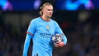 Erling Haaland (22) berada di urutan keempat. Striker Manchester City asal Norwegia itu meraup 52 juta Dolar. Foto: Getty Images/Quality Sport Images