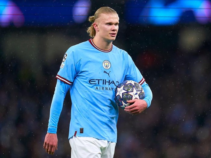 MANCHESTER, ENGLAND - MARCH 14: Erling Braut Haaland of Manchester City with the ball after the penalty kick during the UEFA Champions League round of 16 leg two match between Manchester City and RB Leipzig at Etihad Stadium on March 14, 2023 in Manchester, England. (Photo by Pedro Salado/Quality Sport Images/Getty Images)